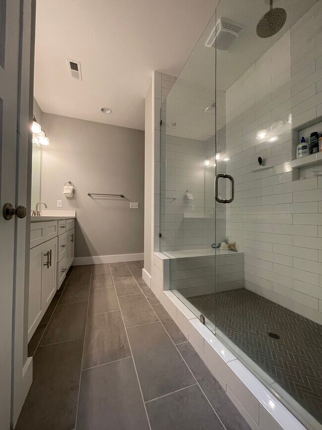 Master bathroom - 5234 Valley Stream Rd