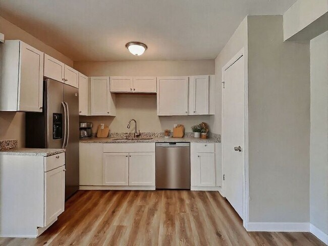 Foto del edificio - 11415 Corrington Ave