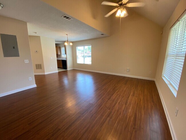 Foto del edificio - PRE-LEASING FOR JULY 10TH! HALF SECURITY D...