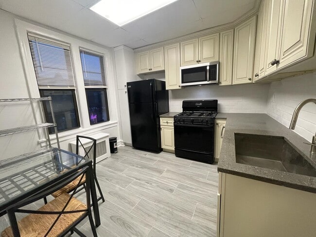 Building Photo - 266 Jericho Tpke