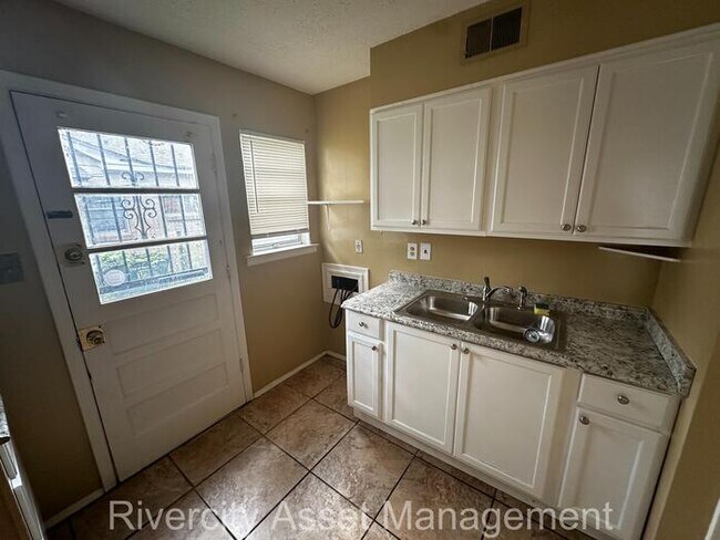 Building Photo - Charming Duplex Near University of Memphis...