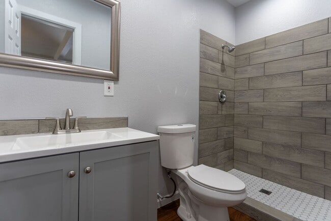 Building Photo - Central 2 Bedroom 2 Bath
