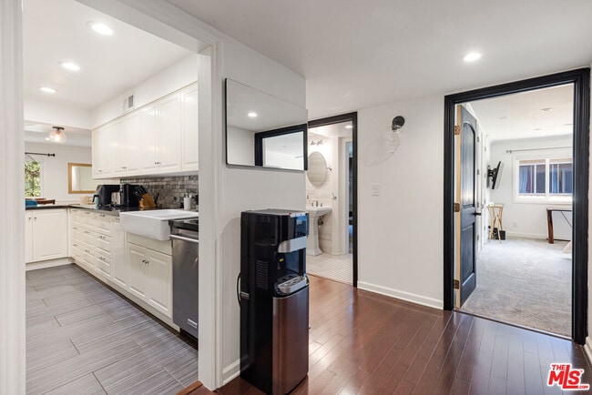 Building Photo - 6708 Hillpark Dr