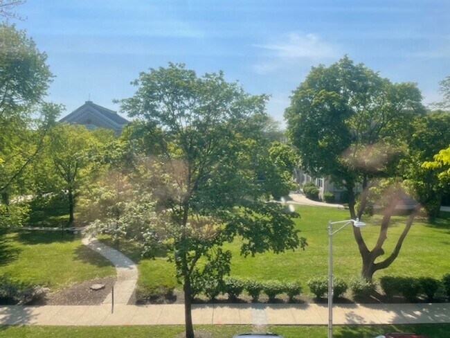 Foto del edificio - 1358 W Rosedale Ave