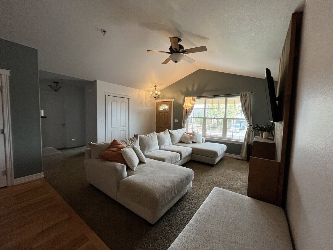 Foto principal - 312 High Meadows Dr