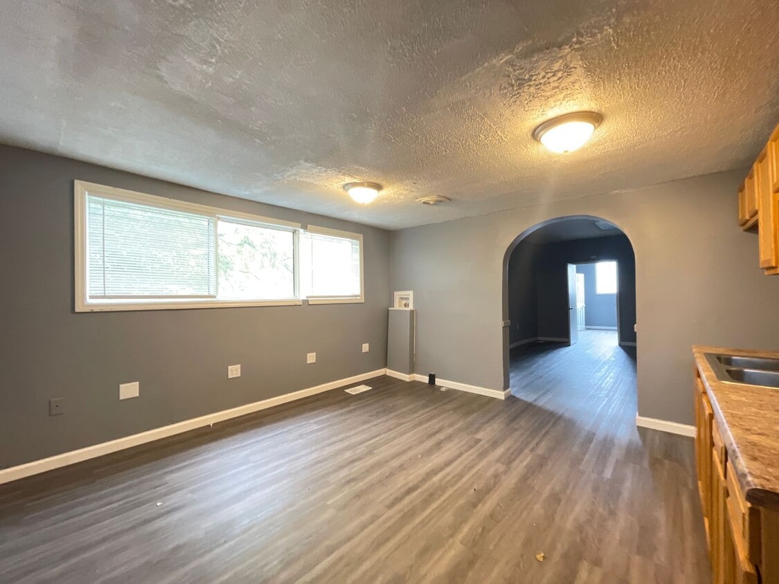 933 8th Ave Unit B, Middletown, OH 45044 Room for Rent in Middletown