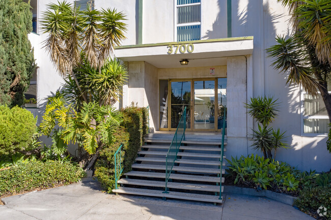 Entrance - Bagley Regent Apartments