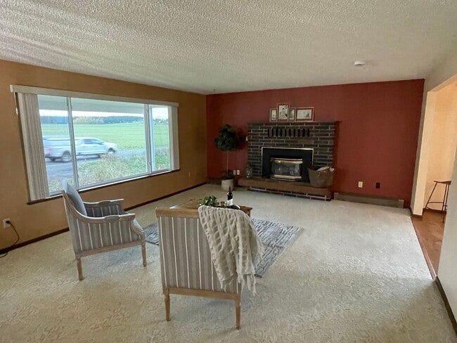 Building Photo - Lovely Home with wonderful Views and a Mas...