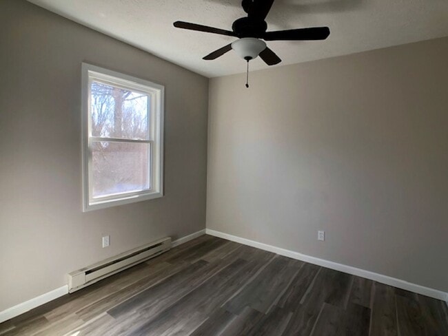 Building Photo - NICE 2 Bedroom, Move-In Ready!