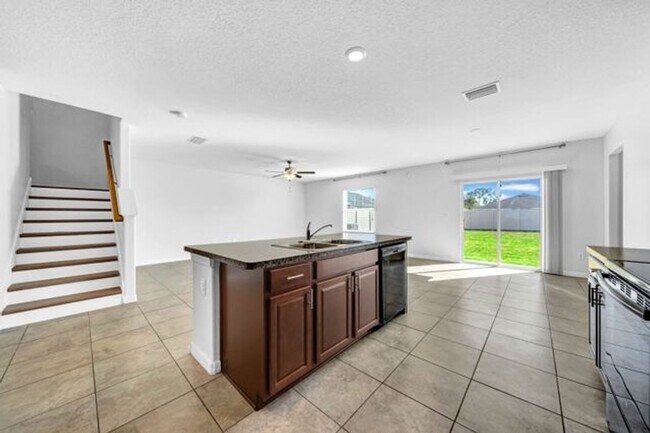 Building Photo - Spacious 6BR House in Ruskin