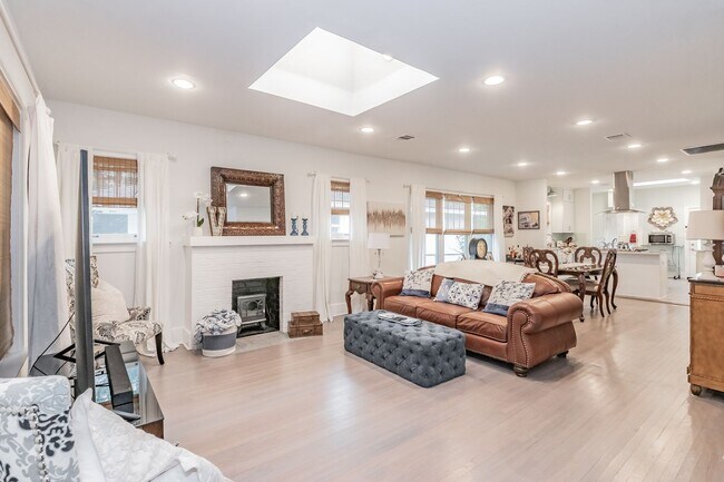 Building Photo - PRETTY, UPDATED AND CHARMING ARLINGTON HEI...
