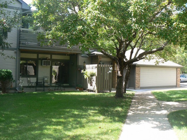 Building Photo - 405 Shelard Pkwy