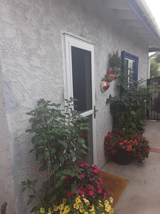 Foto del edificio - 5015 N Banna Ave