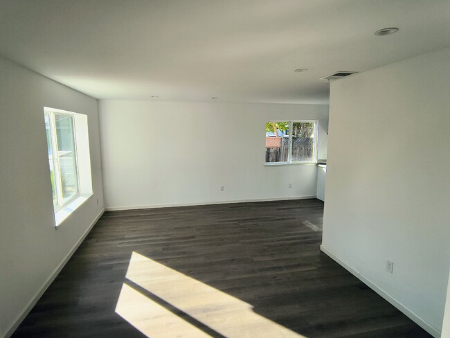 Building Photo - 3360 Hogarth Dr