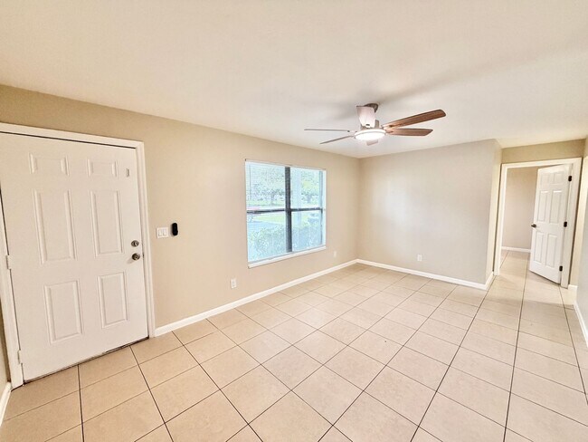 Building Photo - 2281 Sunshine Blvd