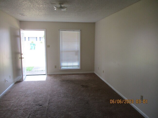 Foto del edificio - 315 Carriage Ln