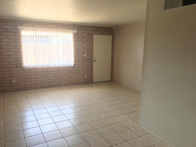 Foto del edificio - Pending/ Rented - Charming 2-Bedroom Home ...