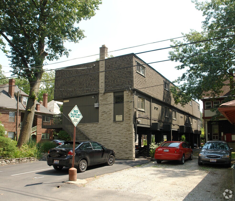 Building Photo - 2011 Summit St.