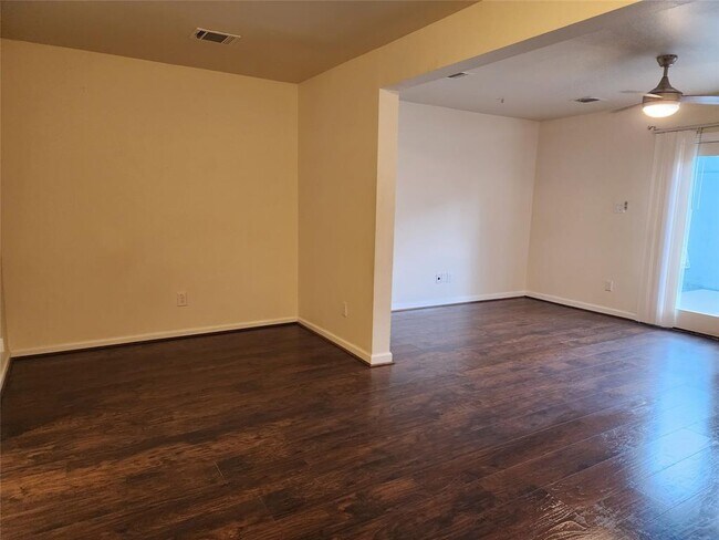 Foto del edificio - 1808 Country Village Blvd