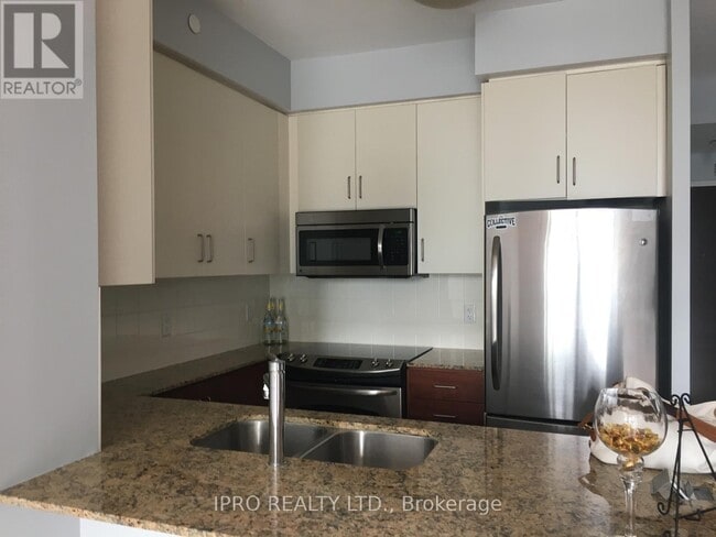 Photo du bâtiment - 205-2205 Sherway Gardens Rd