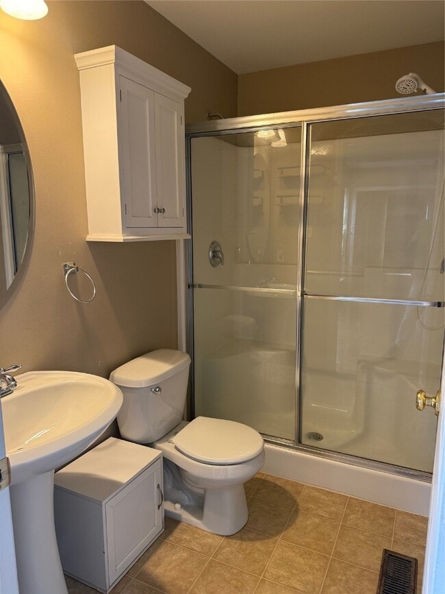 Building Photo - 213 Countryshire Dr