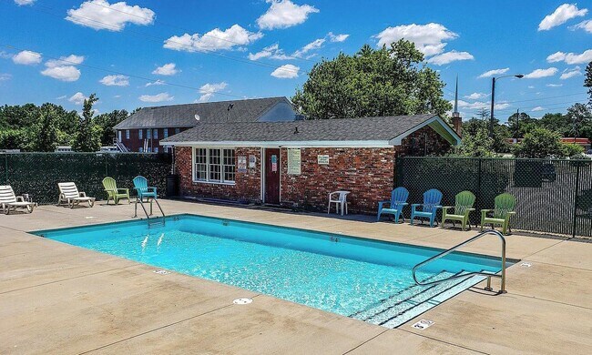 Piscina comunitaria. NOTA: Debido a las restricciones por la COVID-19, la piscina está cerrada. Volverá a abrir una vez que se implemente la Fase 3 de Carolina del Norte y la Asociación de Propietarios la autorice. - 3000 Golden Rd