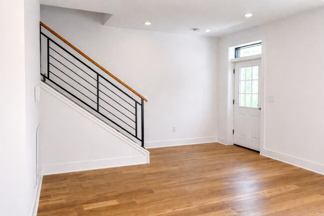 Building Photo - 727 Quebec Place NW
