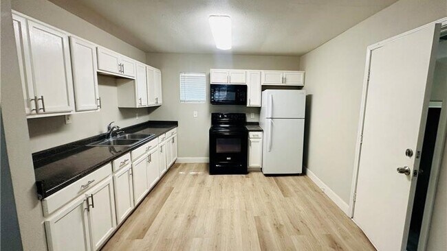 Building Photo - 1409 E Mistletoe Ave