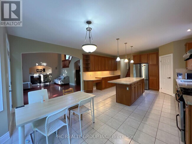 Building Photo - 73 Burndenford Crescent