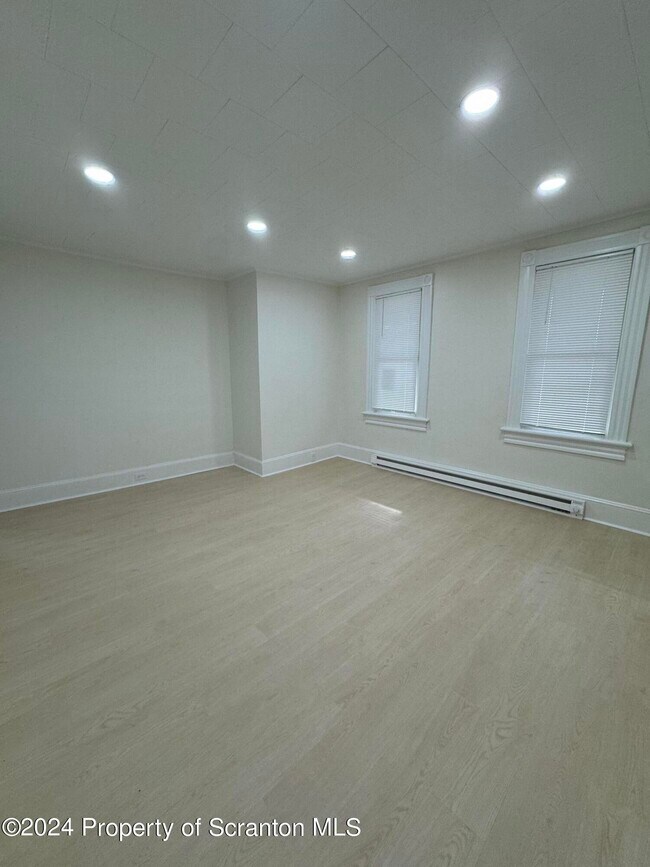 Foto del edificio - 538 N Sumner Ave