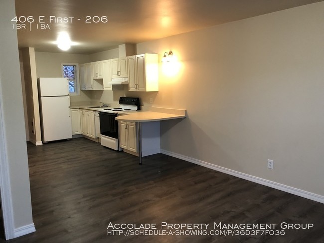Building Photo - Studio Apartment with Nice Natural Light
