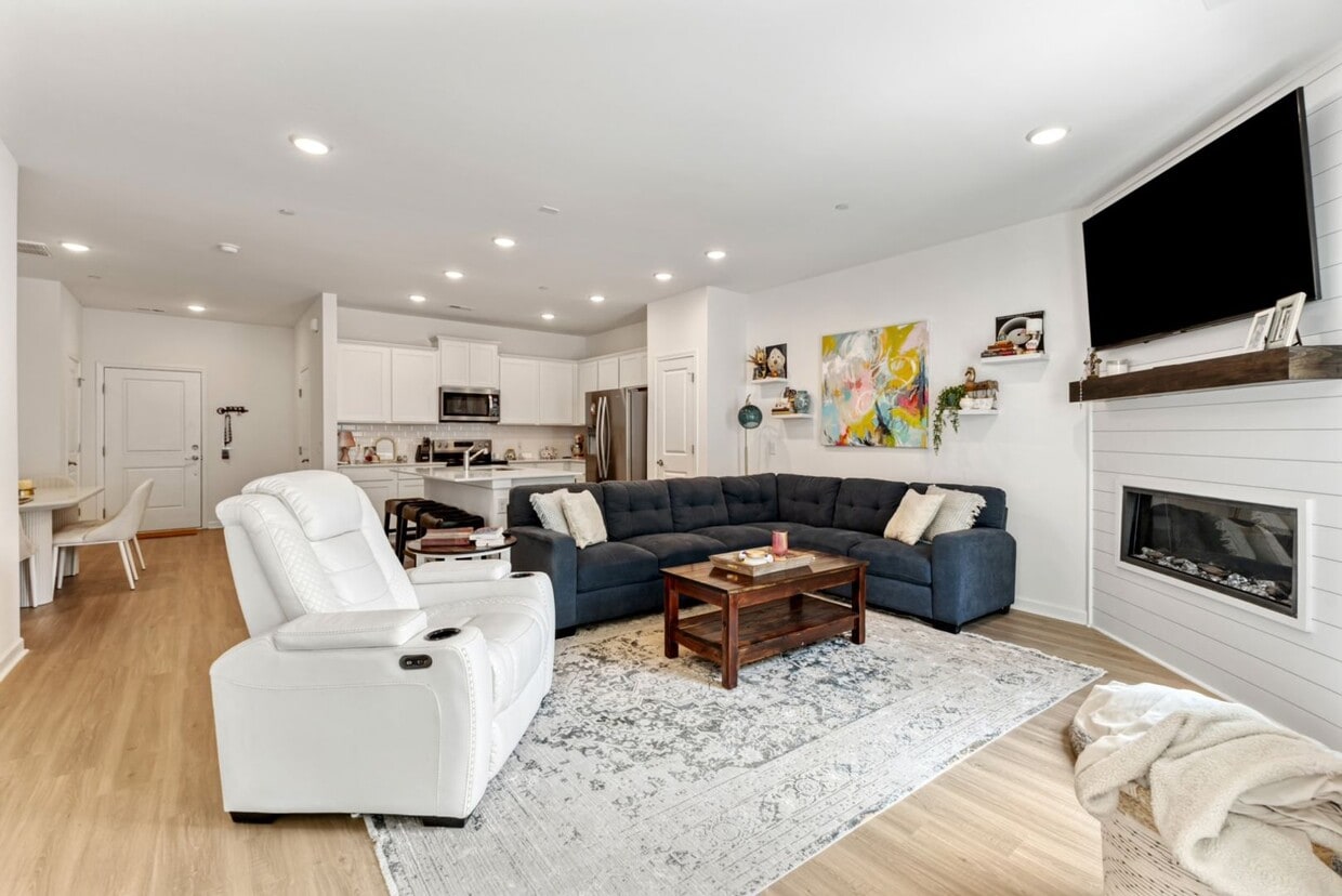 Foto principal - New Construction Charmer in Fairview