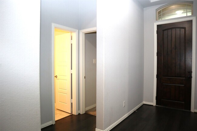 Building Photo - 4553 New Country Dr