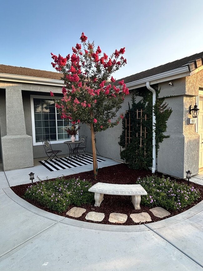 Foto del edificio - Charming 3 bedroom 2 bathroom home located...