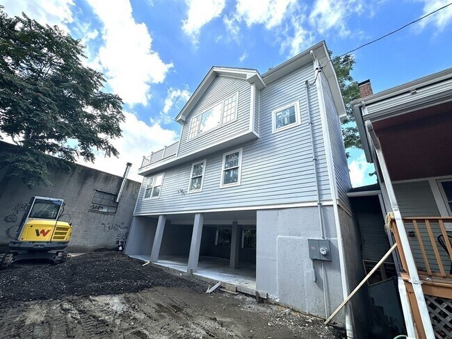 Building Photo - 86 Linden St