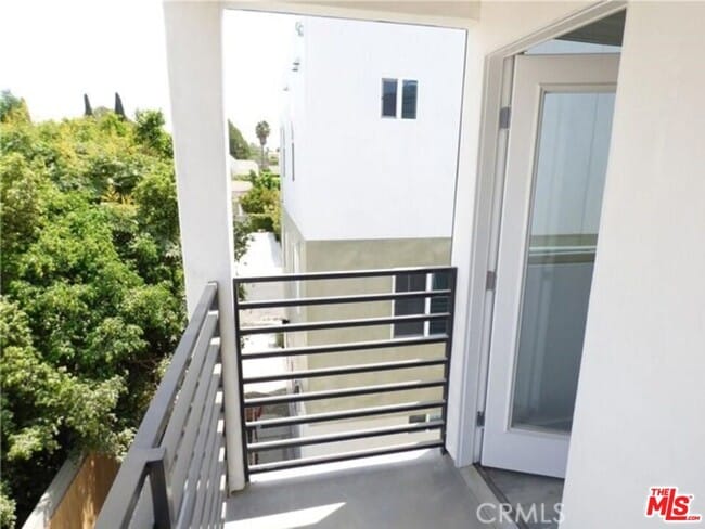 Building Photo - 1113 Carmona Ave