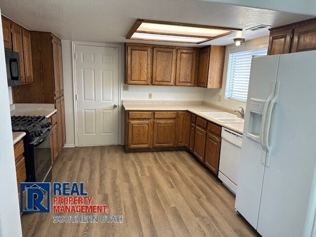 Building Photo - Three Bedroom Home in Washington