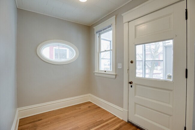 Foto del edificio - 4BD 2BA House. Refurbished, large house, great location available JUNE 1ST.