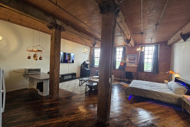 Building Photo - 227 Iron St