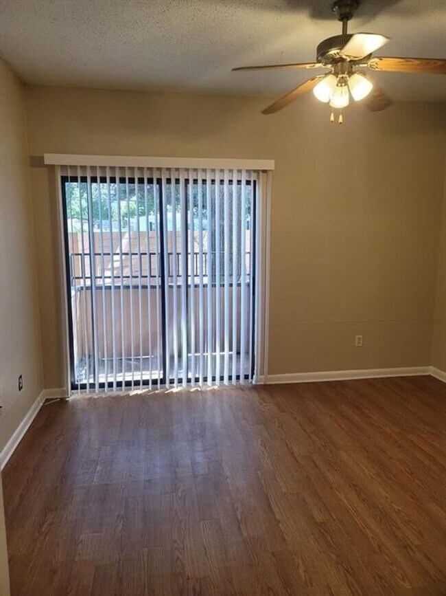 Foto del edificio - West campus 1 bed condo just 2 blocks from UT