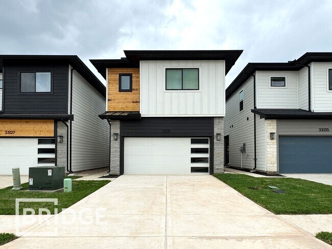 Foto del edificio - 33131 Oak Hts Pl