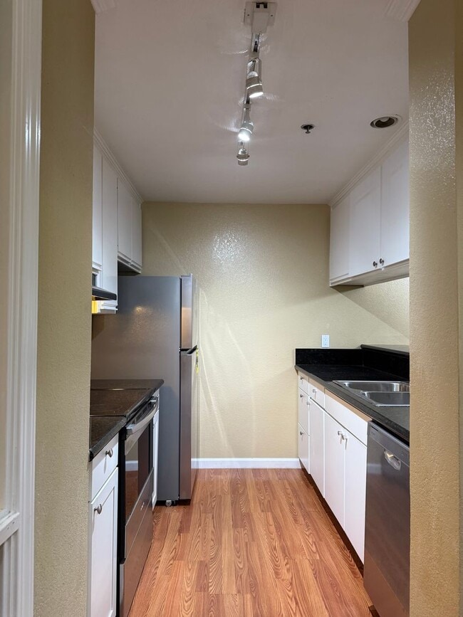 Building Photo - Spacious 2 Bedroom 2 Bath Condo with a View