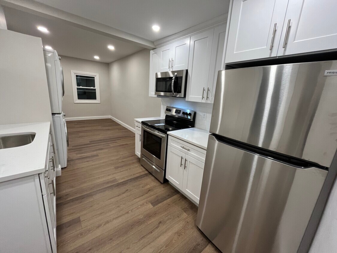 Kitchen - 2035 Henry St