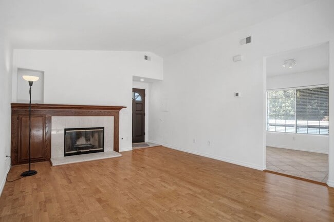Building Photo - 5532 Las Virgenes Rd