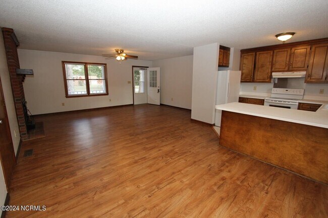 Building Photo - 208 Dolphin St