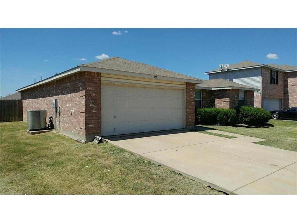 325 Daisy Ln, Burleson, TX 76028