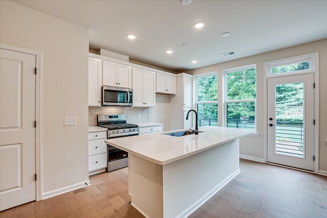 Building Photo - 624 Sadie Cir