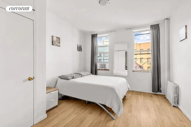 Foto del edificio - 648 Ninth Avenue 4FS