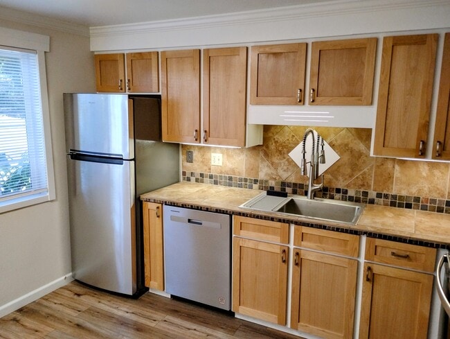 Building Photo - 601 Sutton Ln