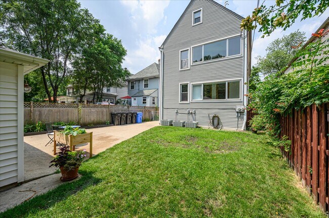 Building Photo - 3913 N Kenneth Ave